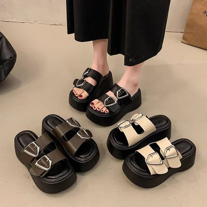 Dame Plateau-sandaletter med smart remdesign og extravagant accent Stilla