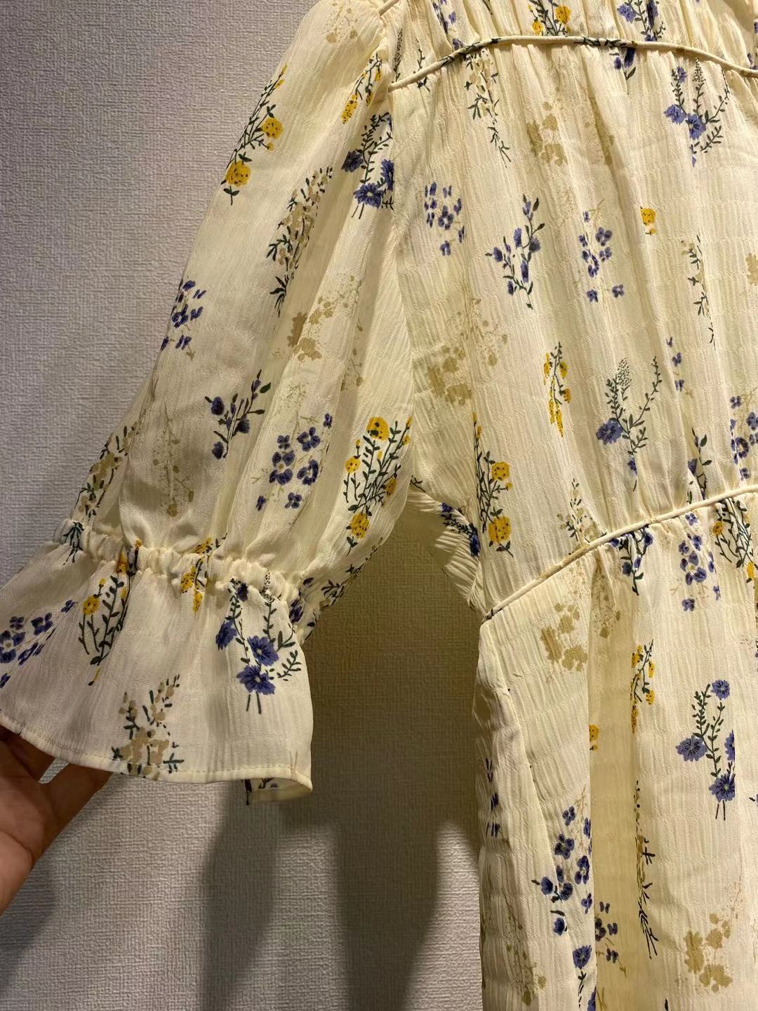 Dame luftig bluse med florale accenter og flæse detaljer Stilla