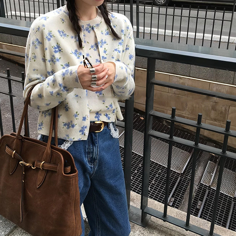 Kvinders cardigan med blomsterdesign og klassisk knaplukning Stilla