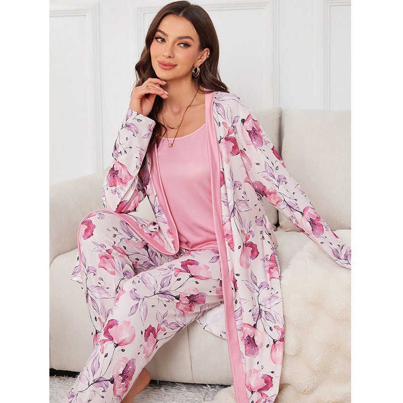 Dame pyjamasæt med floralt design og elegant badekåbe Stilla