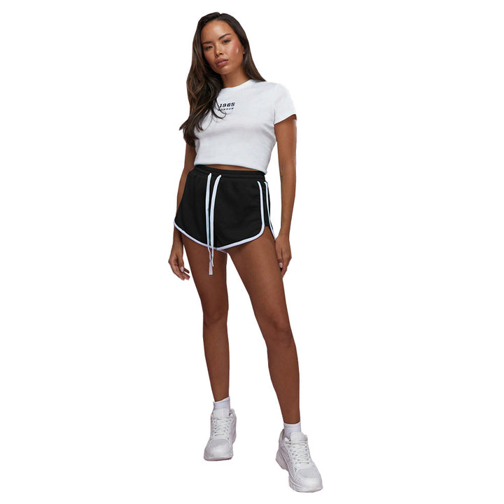 Kvindernes sporty shorts med høj-kvalitets velour tekstur og kontraststriber på siden Stilla