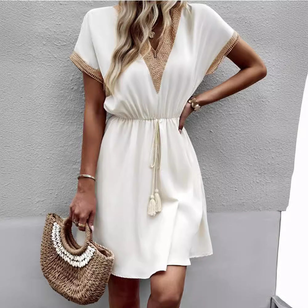 Dame sommerkjole i boho-stil med smocket talje og elegante hækledesigner Stilla