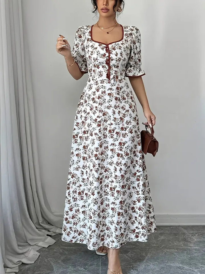 Dame Maxikjole med elegant knaplukning og romantisk blomsterdesign Stilla