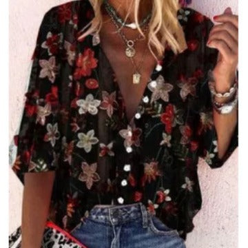Damebluse i transparent spids med blomsterapplikationer og knapliste Stilla