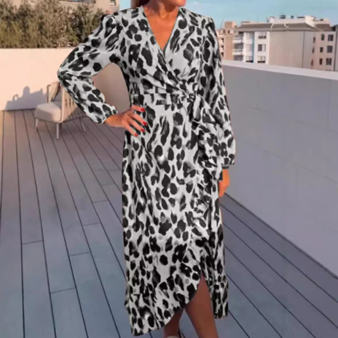 Dame wrap kjole med elegant leopardmønster og voluminøse ærmer Stilla