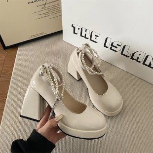 Dame Plateau-pumps med elegante perleaccenter og komfortabel sål Stilla