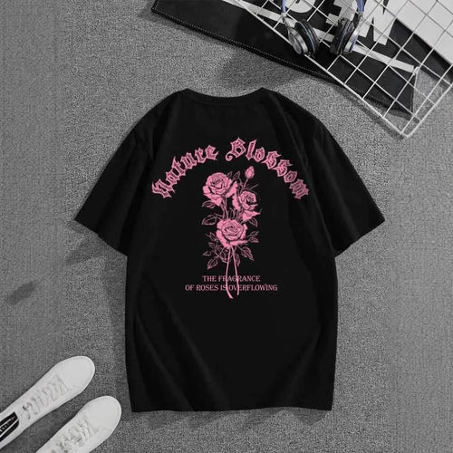 Dame T-shirt med floralt motiv og kreativ tekst Skovae