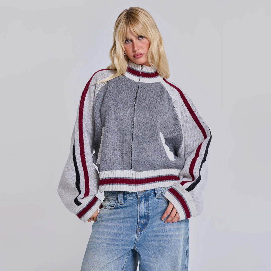 Kvinders stilfulde og komfortable strikket sweater med holdmærke Stilla