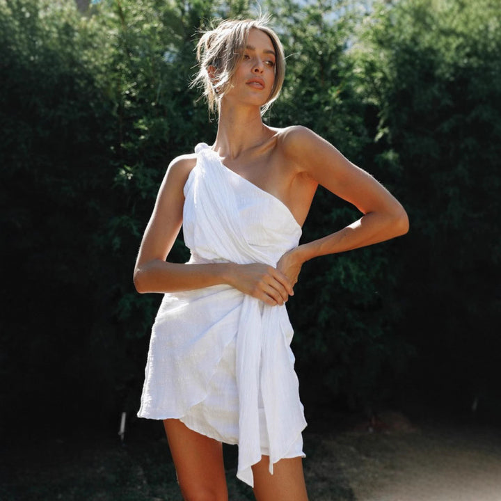 Femme One-Shoulder Wrap Mini Kjole med Bindebælte Stilla