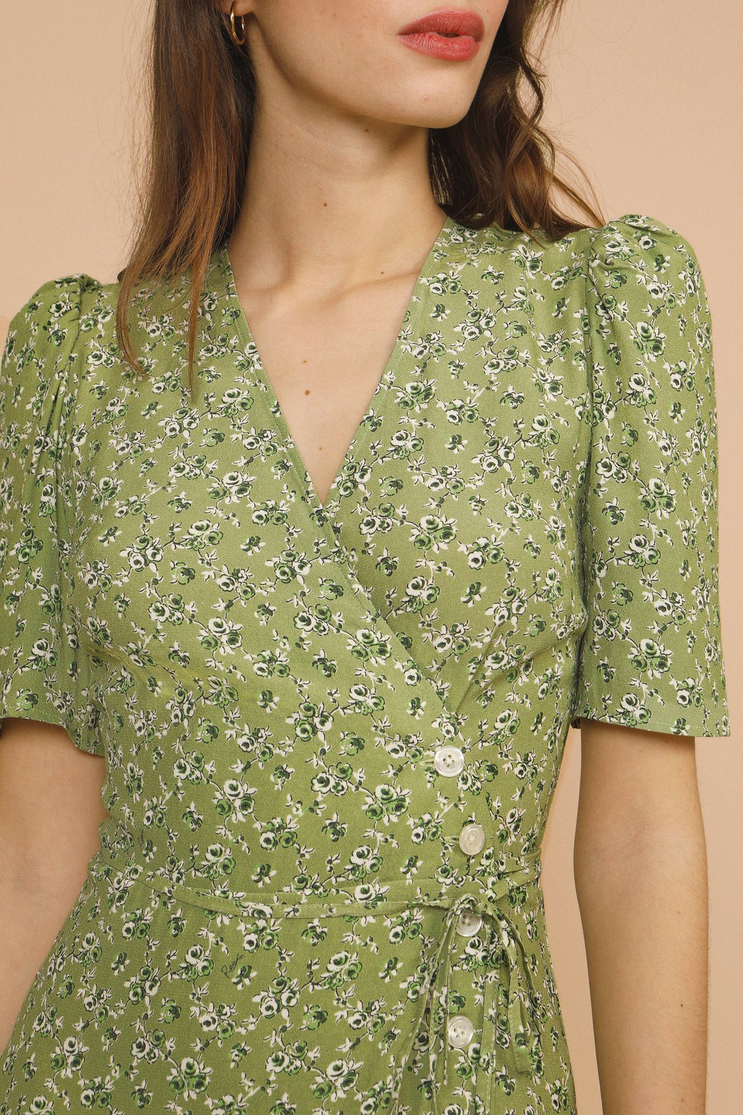 Dame indpakningskjole med romantisk blomsterdesign og elegant V-hals Stilla