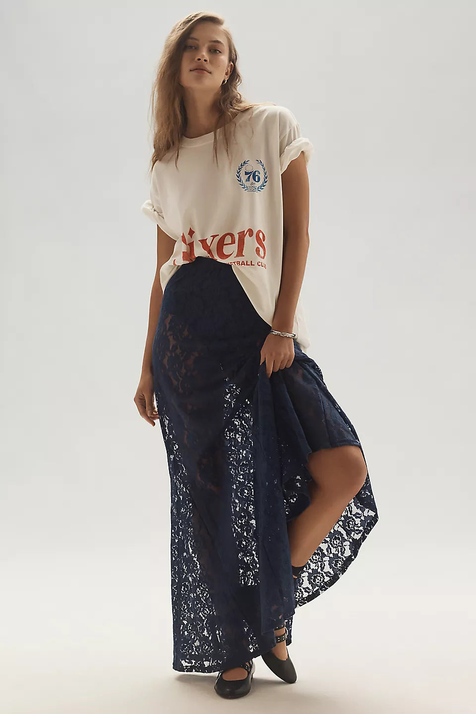 Dame afslappet T-shirt med coolt tryk og oversized skæring Skovae
