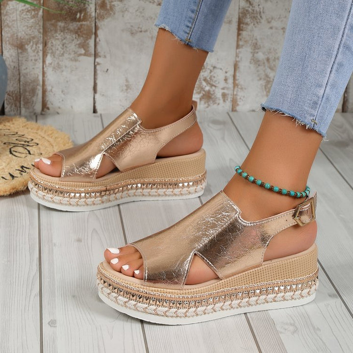 Dame Wedge-sandaler med modig metallisk overflade og behagelig plateau Stilla