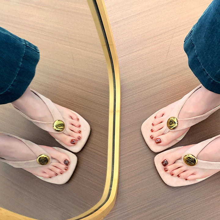 Dame stilige metalliske flip-flops med dekorativt gyldent accent Stilla