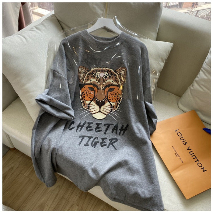 Dame T-shirt med kunstnerisk leopardprint og afslappet snit Stilla