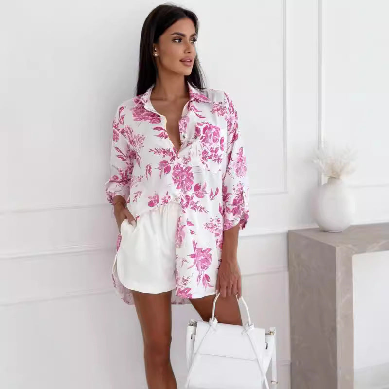 Damebluse med feminint blomsterprint og let oversized snit Stilla