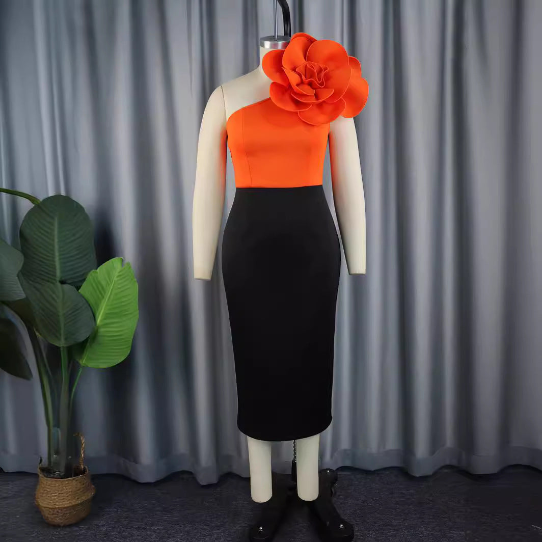Damer figurtilpasset kjole med asymmetrisk blomsteraksent Skovae