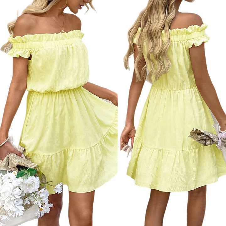 Kvindernes korte sommerkjole med legende flæsekanter og off-the-shoulder design Stilla