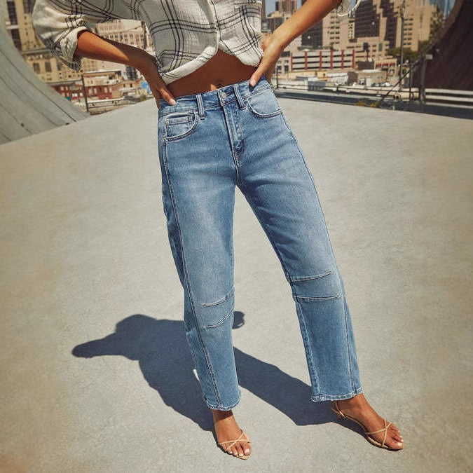 Damejeans med bred skåret ben og moderne design Stilla