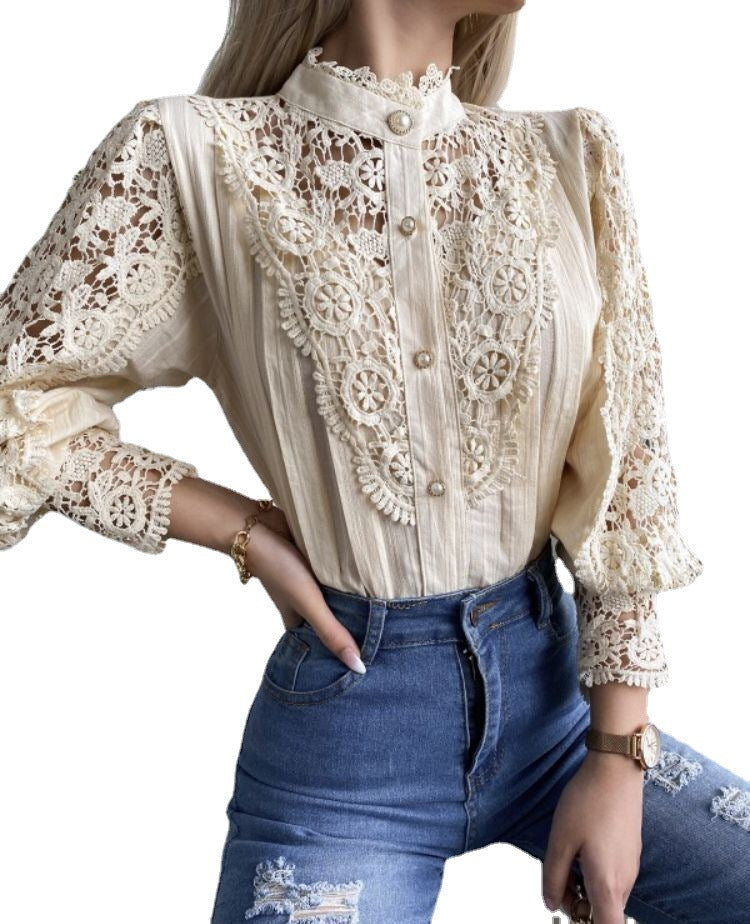 Dame blonde bluse med dekorative flæsedetaljer og elegante knapper Stilla