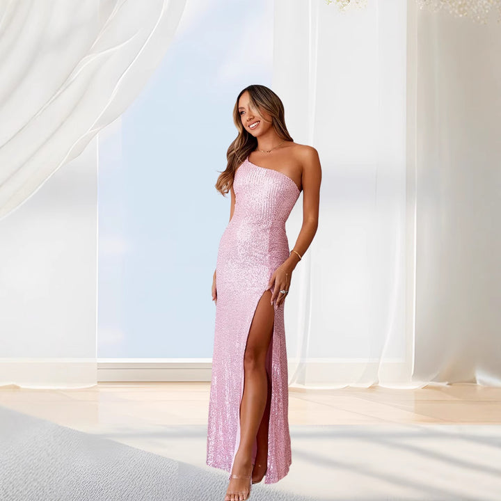 Kvinders glitrende aftenkjole med tætsiddende snit og elegant split Skovae