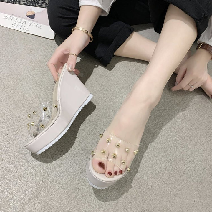 Dame Wedge-sandaler med gennemsigtigt overmateriale og dekorative smykkesten Stilla