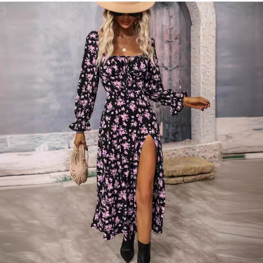 Dame blomsterkjole i boho-stil med dyb v-udskæring og sideslids Stilla