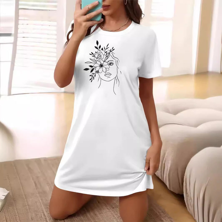 Dame T-shirt kjole med kunstnerisk blomsterdesign og tætsiddende snit Skovae