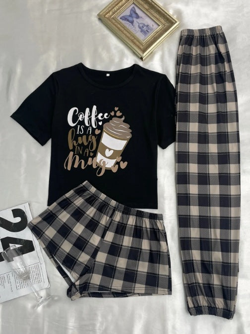 Dame pyjamasæt med legende kaffetema og moderigtige gulerodsbukser Stilla