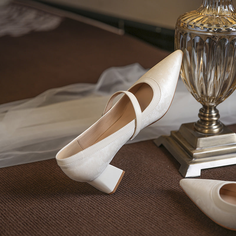 Damechic Pumps med spids tå og blokhæl med perledetalje Stilla