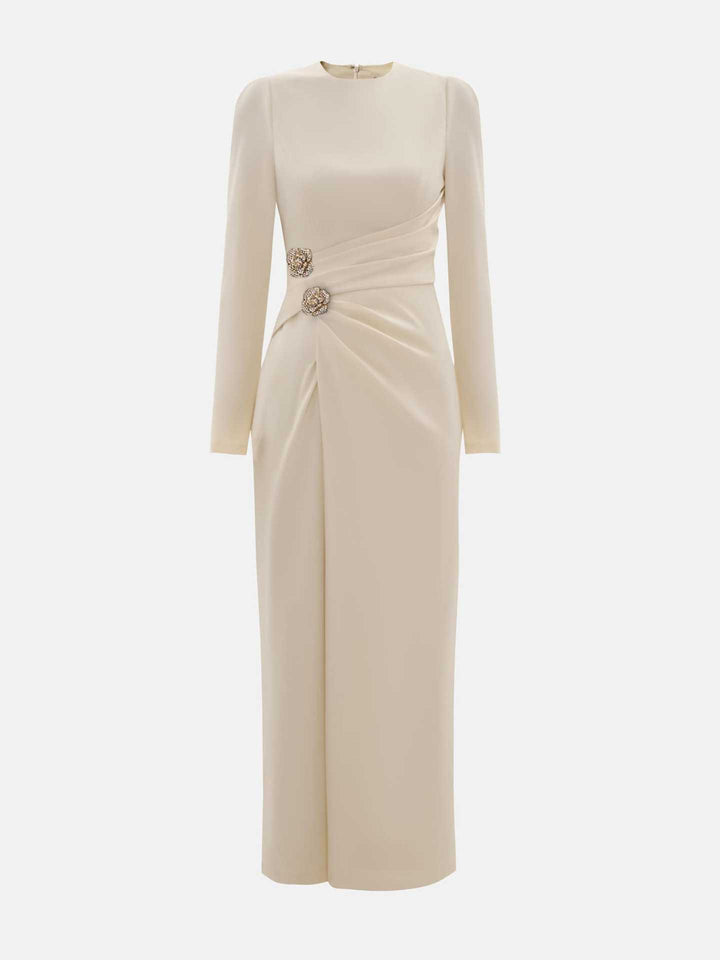 Dame elegant lang kjole med raffineret drapering og smykkedetaljer Stilla