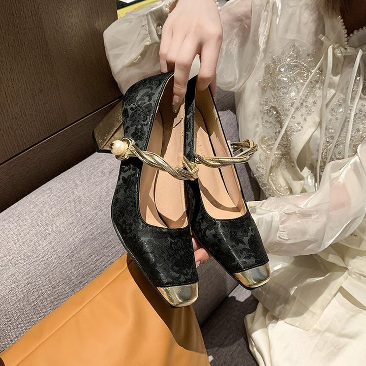 Dame elegante samt behagelige pumps med gyldne accenter og remme Stilla