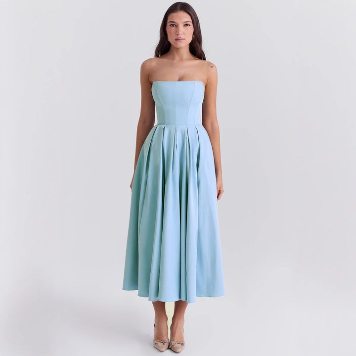 Dame midi kjole med nedreformeret talje og off-shoulder design med elegant plissé struktur