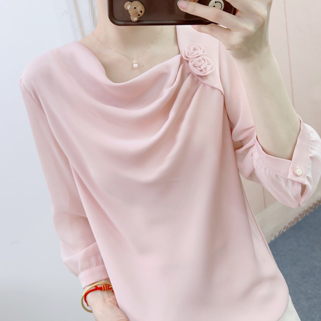 Damebluse med romantisk ruffledetail og elegante knapapplikationer Stilla