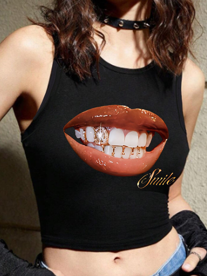 Dame Crop-Top med modigt statement-tryk Skovae
