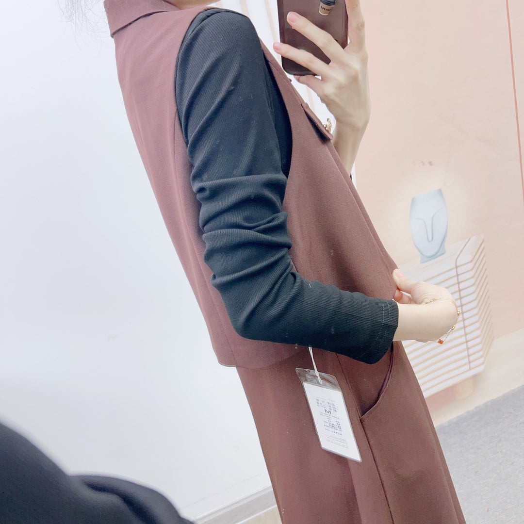 Dame Elegant tøjkombination med moderne blazer og svajende nederdel Stilla