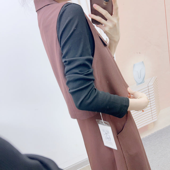 Dame Elegant tøjkombination med moderne blazer og svajende nederdel Stilla