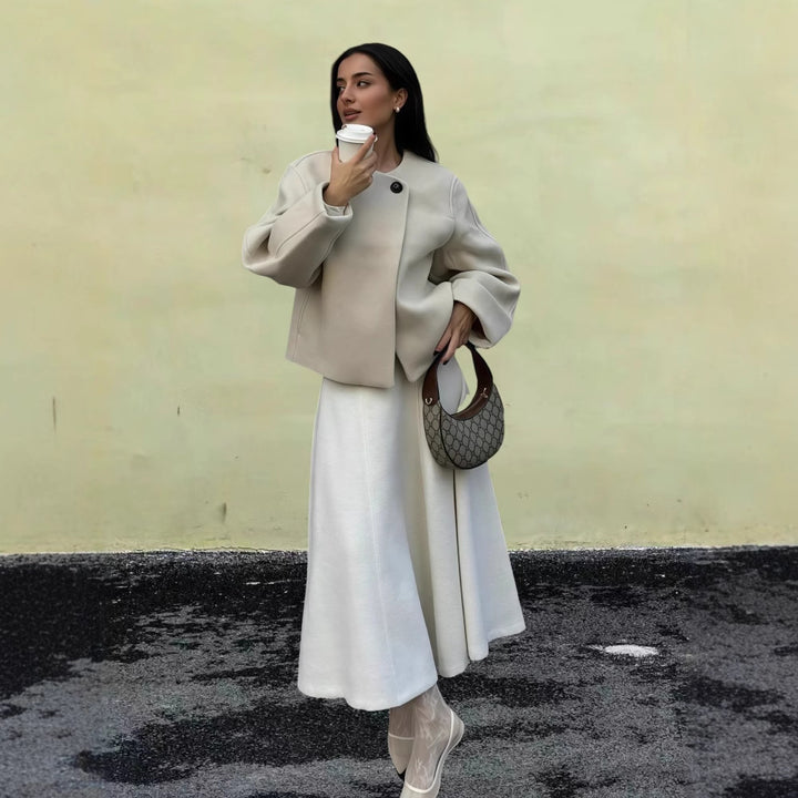 Dame Voluminøs Jakke i minimalistisk design med praktiske knapper og trendy snit Stilla