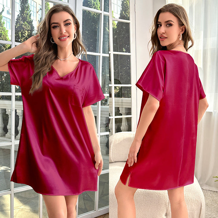 Dame elegant natkjole lavet af let satinlignende materiale med V-hals og brystlomme Stilla