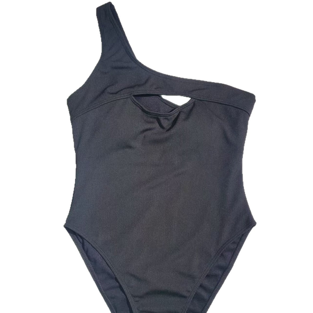 Dame Badedragt med asymmetrisk cut-out og sporty design Skovae