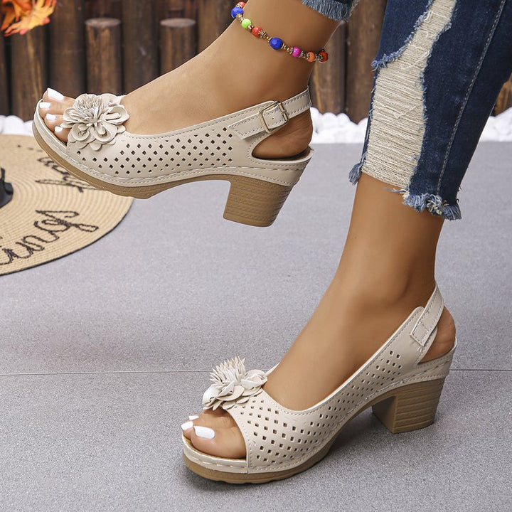 Dameklip med dekorativ blomst detalje og perforeret overflade Stilla