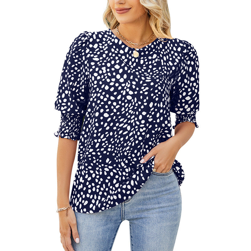 Damebluse med puffærmer og moderne prikkedesign Stilla