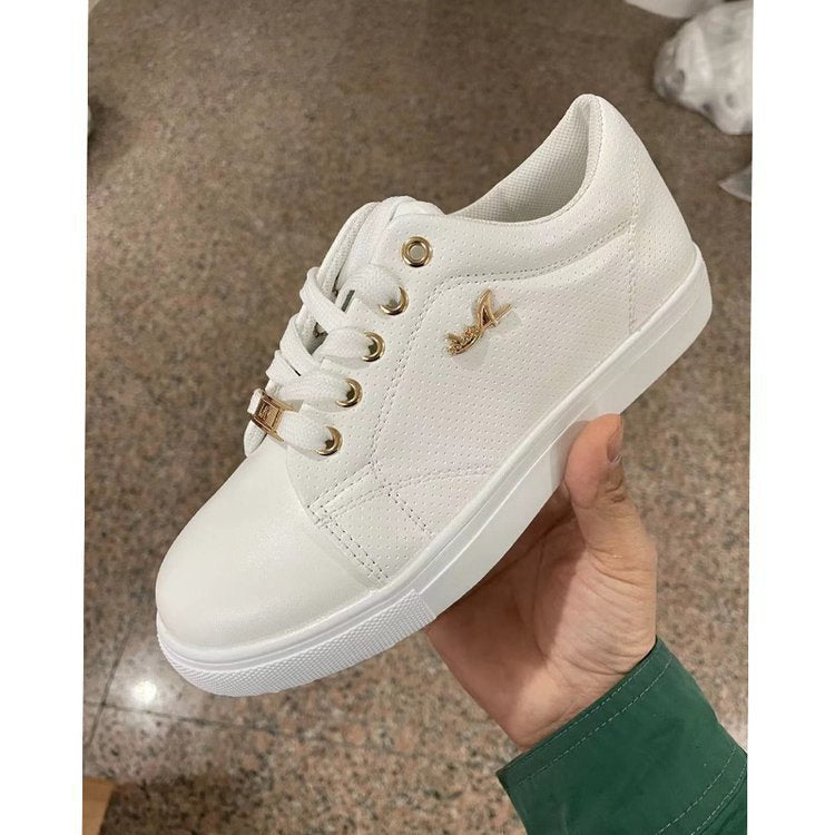 Dame mode sneakers med åndbart overmateriale og elegante metal accenter Stilla