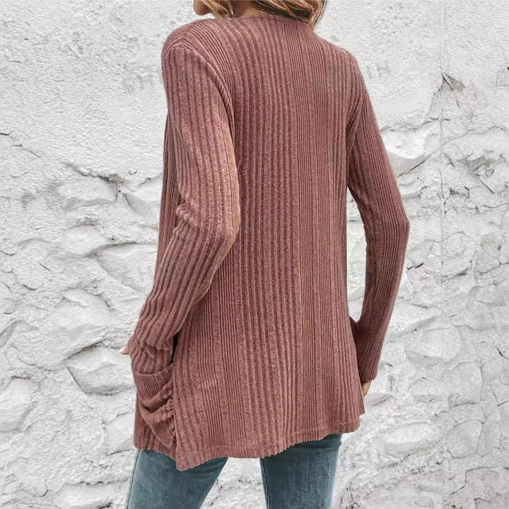 Dame strikjakke med elegant ribdesign og praktiske lommer Stilla