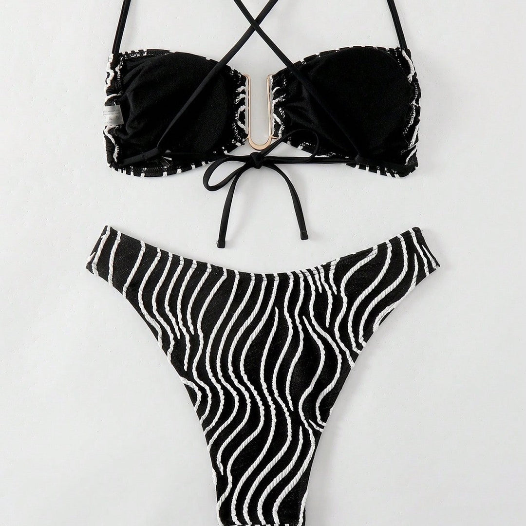 Dame bikini med elegant snit og moderne mønster Skovae