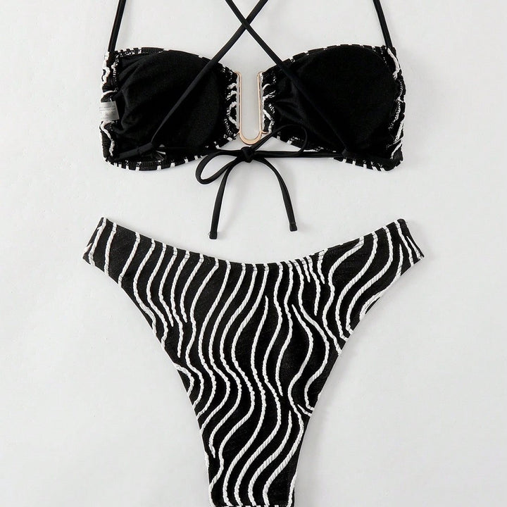 Dame bikini med elegant snit og moderne mønster Skovae