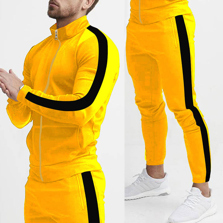 Herren nan et tætsiddende sportsuit med ståkrave, fuld lynlås og smal sportsbuks med sidestribe Skovae