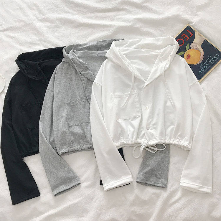Femme Korte Button-Up Hoodie med Snøre-Detalje Stilla