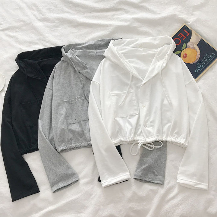 Femme Korte Button-Up Hoodie med Snøre-Detalje Stilla