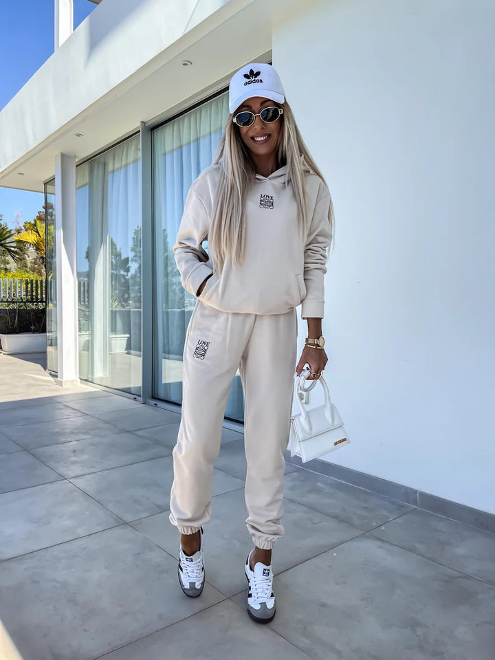 Dame sporty loungewear sæt med hætte og elastiske manchetter Skovae
