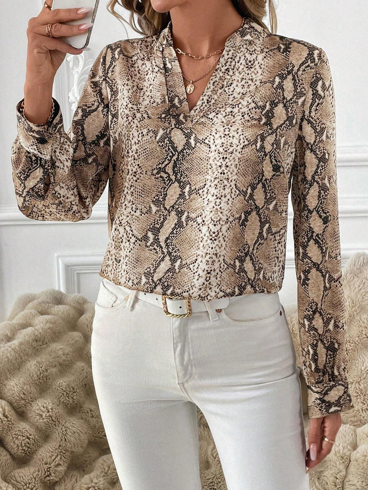 Damebluse i slangemønster med elegant pasform Stilla